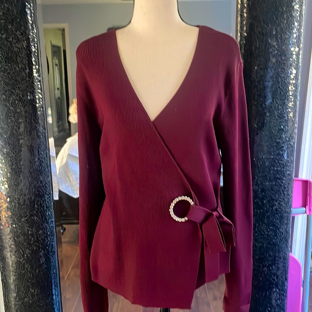 Beautiful sweater with rhinestone buckle detail ❤️